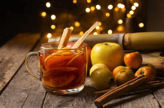 ¿Y cómo regar apropiadamente tu festín navideño? Con 
<b>ponche</b>, por supuesto. Aunque la receta tradicional pide frutas que quizá no se consigan donde tú vives, puedes preparar un ponche sabroso con las frutas de estación que haya en tu zona, con o sin alcohol.