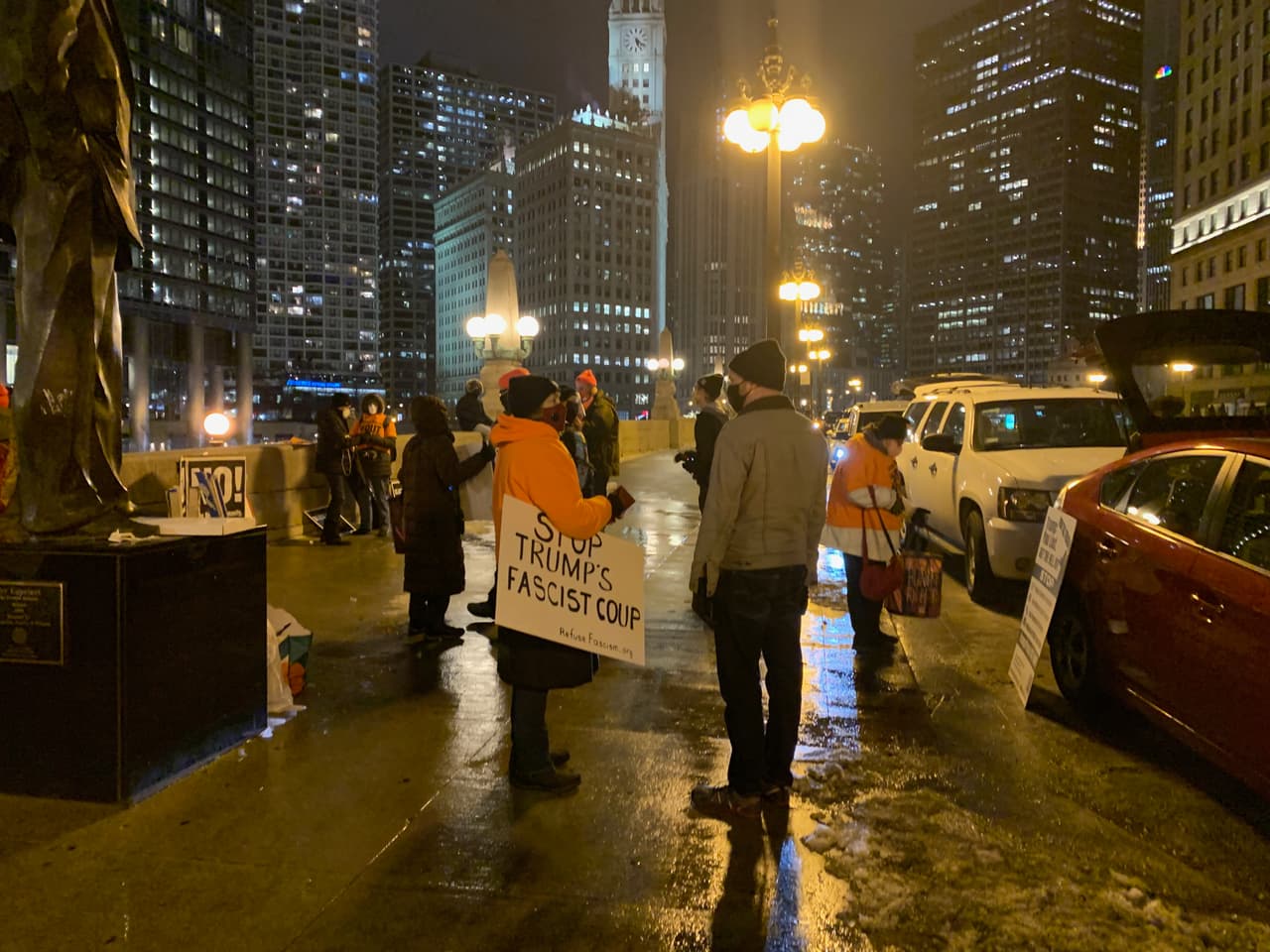 "Lo que está pasando es fascismo, Trump es un fascista y lo ha venido demostrando", dijo Muñiz.