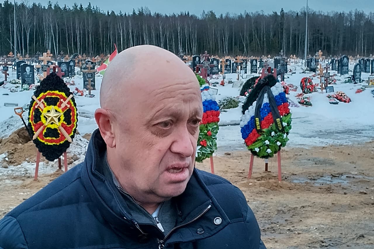 El propietario del Grupo Wagner, Yevgeny Prigozhin, durante el funeral de Dimitri Menshikov, uno de los mercenarios contratados por su grupo que falleció durante una operación en Ucrania. La fotografía se tomó en San Petersburgo, Rusia, el 24 de diciembre de 2022. 
<br>