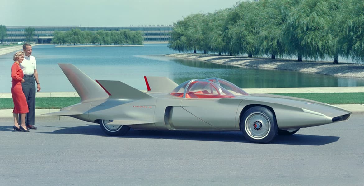 <h3 class="cms-h3-H3"><b>General Motors Firebird III</b></h3>
<br>
<br>Con el Firebird III, GM abandonó cualquier pretensión de auto familiar para sus prototipos a turbina, regresando a la configuración de dos puestos y adoptando una extravagante carrocería que contaba con 7 prominentes aletas. El Firebird II contaba con aire acondicionado, una versión muy primitiva del sistema de frenos antibloqueo o ABS y control de crucero.
