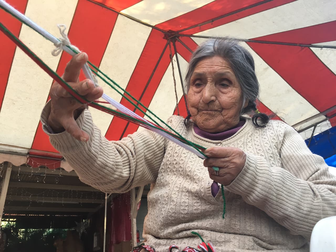 Francisca Monge teje listones en la casa de su nieta en Los Ángeles.