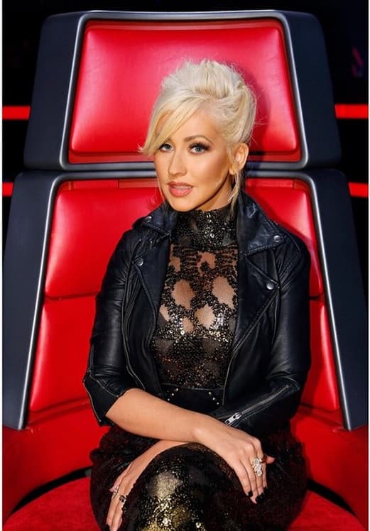 Estas son algunas de las imágenes más recientes de su participación en The Voice, pero parece que algo se hizo en la cara.