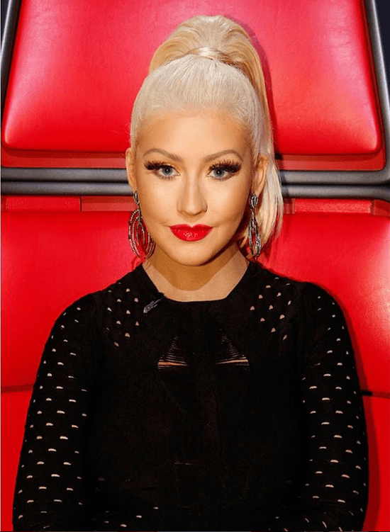 Entre las posibles cirugías que la cantante se hizo fue una rinoplastía, implante de mentón y rellenos dérmicos, según reporta el sitio tras entrevistar a un cirujano que analizó las fotos de la cantante.