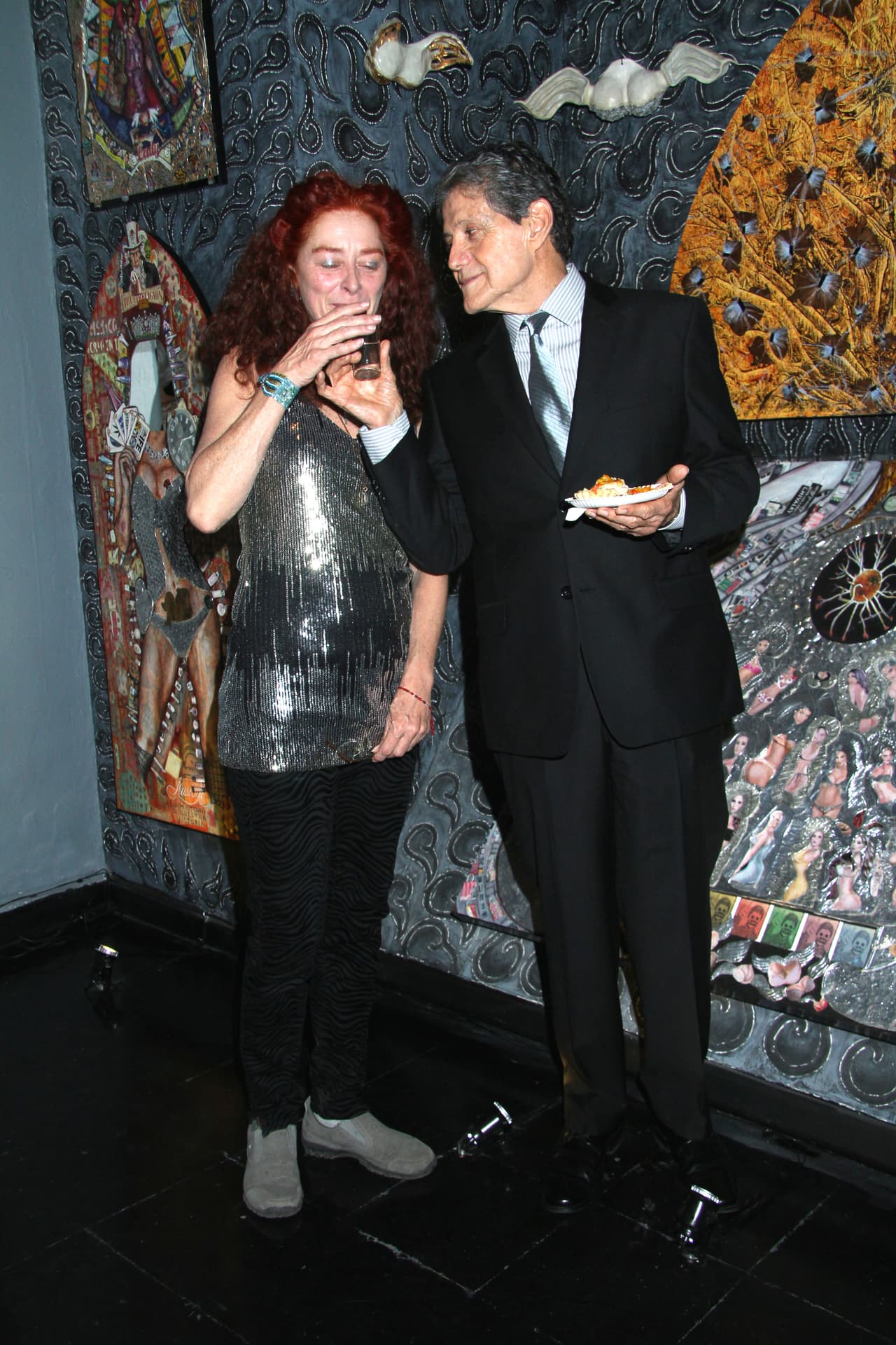 Agregó que sí ha tocado ese tema con algunos medios de comunicación: "Inmediatamente me doy cuenta cuando hay una buena fe y con mucho gusto platicamos, les digo todo mi proceso de curación al que estoy sometido y demás, me explayo, pero en general procuro tener discreción en ese sentido", informó Televisa Espectáculos.
<br>