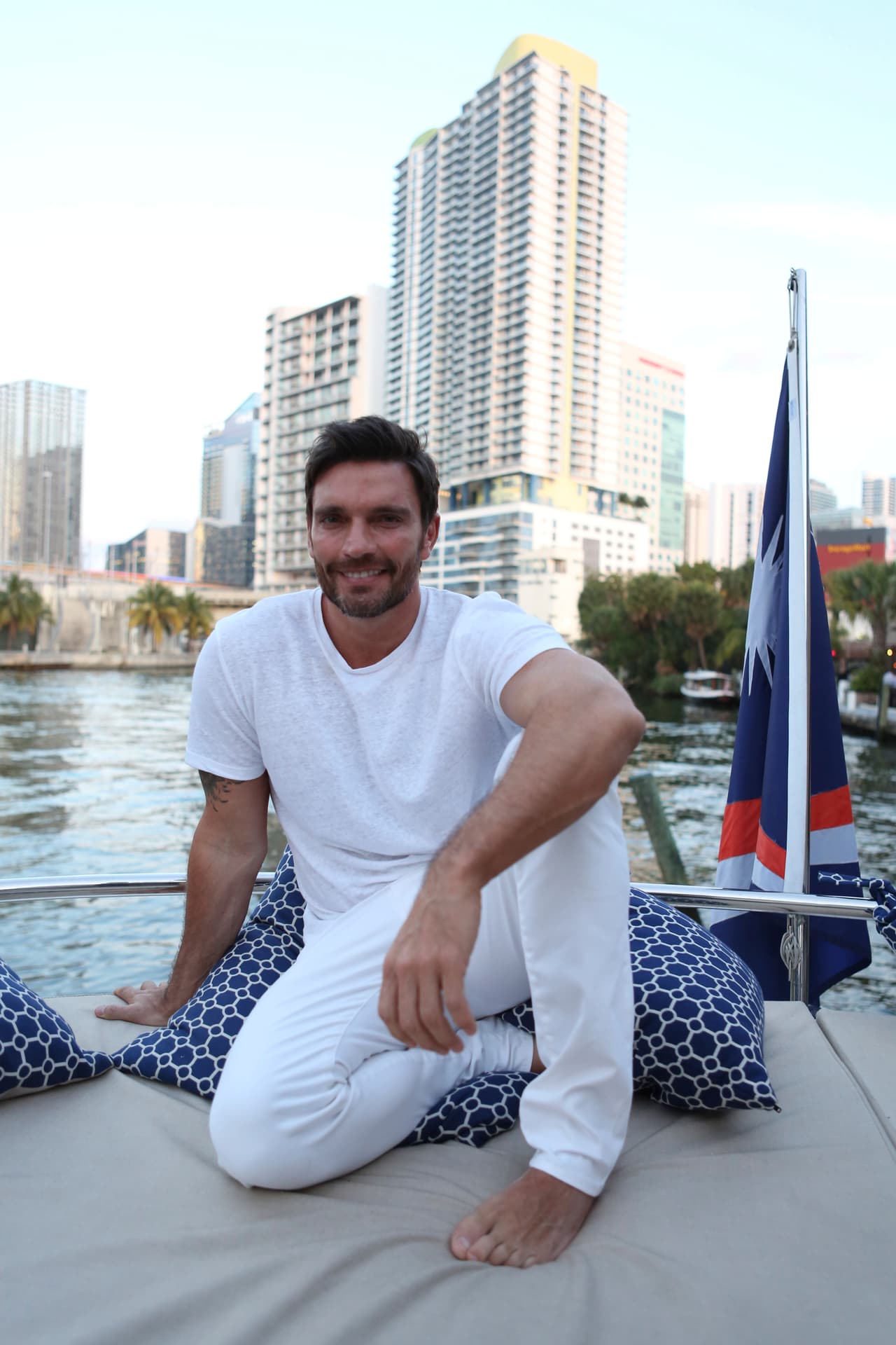 Julián Gil recién cumplió 47 y luce muy bien, se ejercita y su cuerpo lo refleja.