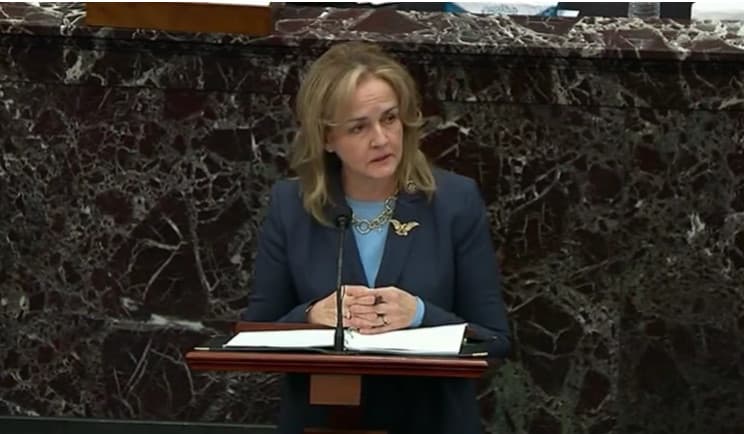 La representante demócrata por Pennsylvania, Madeleine Dean, durante su argumento final.