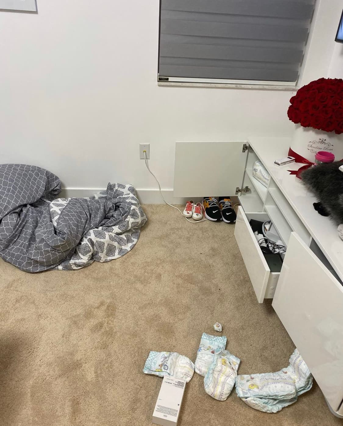 Las personas registraron todas las gavetas del dormitorio del artista cantante y se llevaron cadenas de oro.