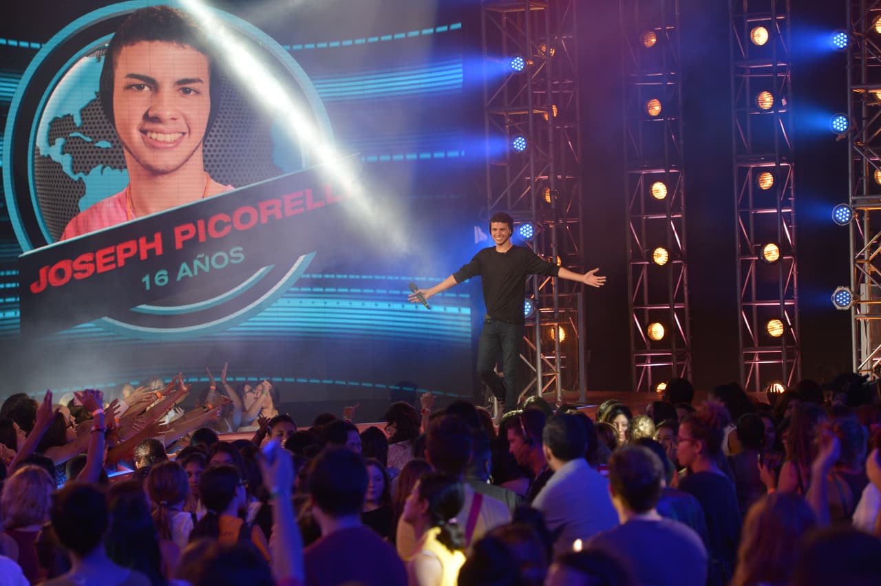 El boricua fue el último en audicionar en Miami Beach. Aunque los jueces admitieron que no fue la mejor presentación, le dieron el codiciado SÍ. Ricky, Laura y Alejandro lo acompañaron hasta afuera para despedirse en grande.