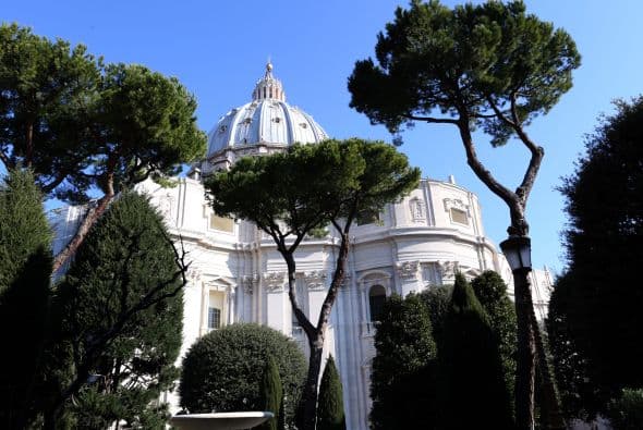 6. ¿Dónde vivirá Benedicto XVI después de su retiro como Papa? Inicialmente, por un periodo de dos meses, en la residencia pontificia de Catelgandolfo. Posteriormente regresará al Vaticano para vivir en el monasterio de clausura Mater Ecclesiae.