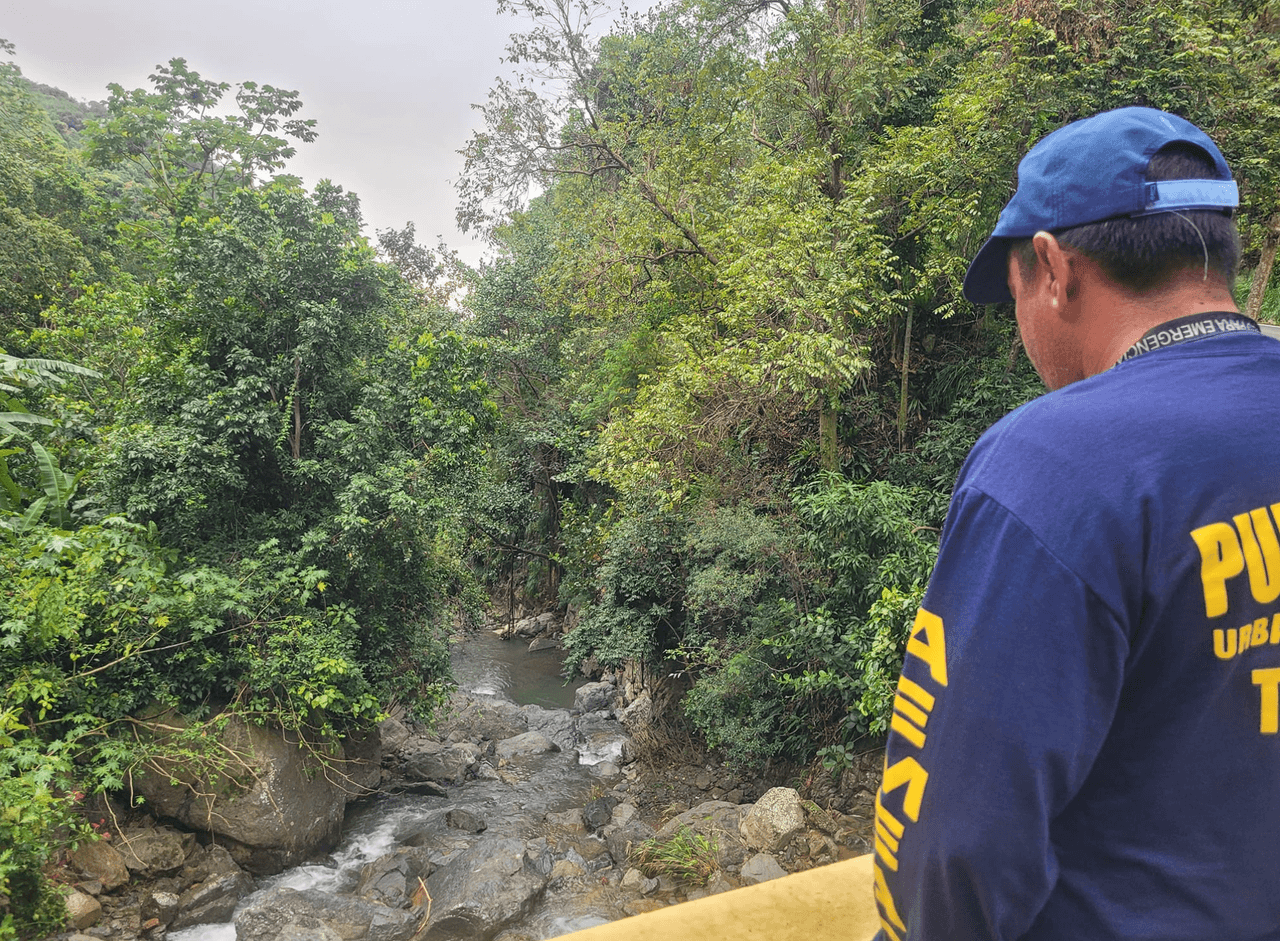 Lasso estaba "atrapada entre unas piedras", dijo Juan Pablo Rivera, director de la Oficina Municipal de Manejo de Emergencias de Peñuelas.