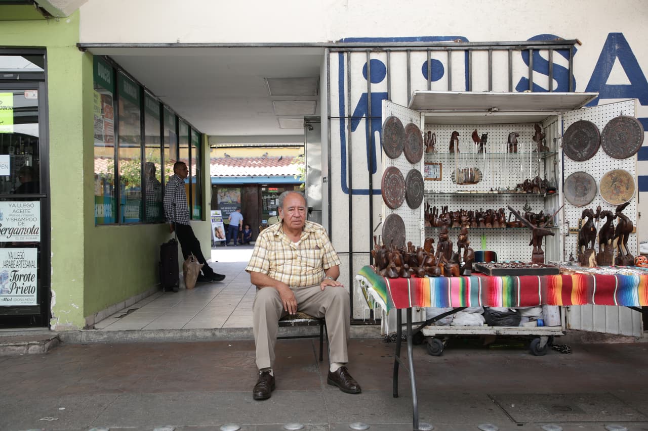 <b>Julio Camacho, 73 años. Nogales (Sonora). </b>Sentado al lado de su puesto de venta de artículos mexicanos a las afueras de la garita DeConcinni, uno de los tres puertos fronterizos en Nogales por donde diariamente pasan cientos de personas, nos encontramos a Julio Camacho. “Antes, los clientes estadounidenses cruzaban para hacer compras aquí, pero ahora los productores mandan las cosas por mayoreo al otro lado y a nuestros negocios les ha ido muy mal”, cuenta Camacho. Según explica, el turismo y la economía de la frontera se han visto afectados por las políticas y el discurso en contra de los indocumentados de 
<b>Donald Trump</b> y temen que la reciente decisión de 
<b><a href="https://www.univision.com/noticias/relaciones-internacionales/como-afectaria-a-mexico-el-incremento-de-aranceles-del-acero-que-planea-imponer-estados-unidos">imponer aranceles en algunos productos mexicanos</a></b> cause un fuerte golpe en la región.
<br>