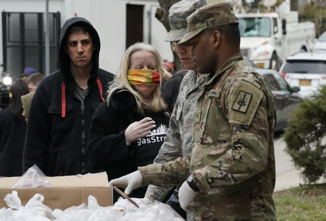 Tropas de la Guardia Nacional entregan comida a los residentes de New Rochelle, al norte de la ciudad de Nueva York. Esta ciudad, a unos 25 minutos de Manhattan, es considerada por las autoridades un "área de contención". Aquí es donde se encuentran la mayoría de los alrededor de 150 casos de coronavirus del condado de Westchester, la zona cero de la enfermedad en el estado de Nueva York y en la Costa Este del país.