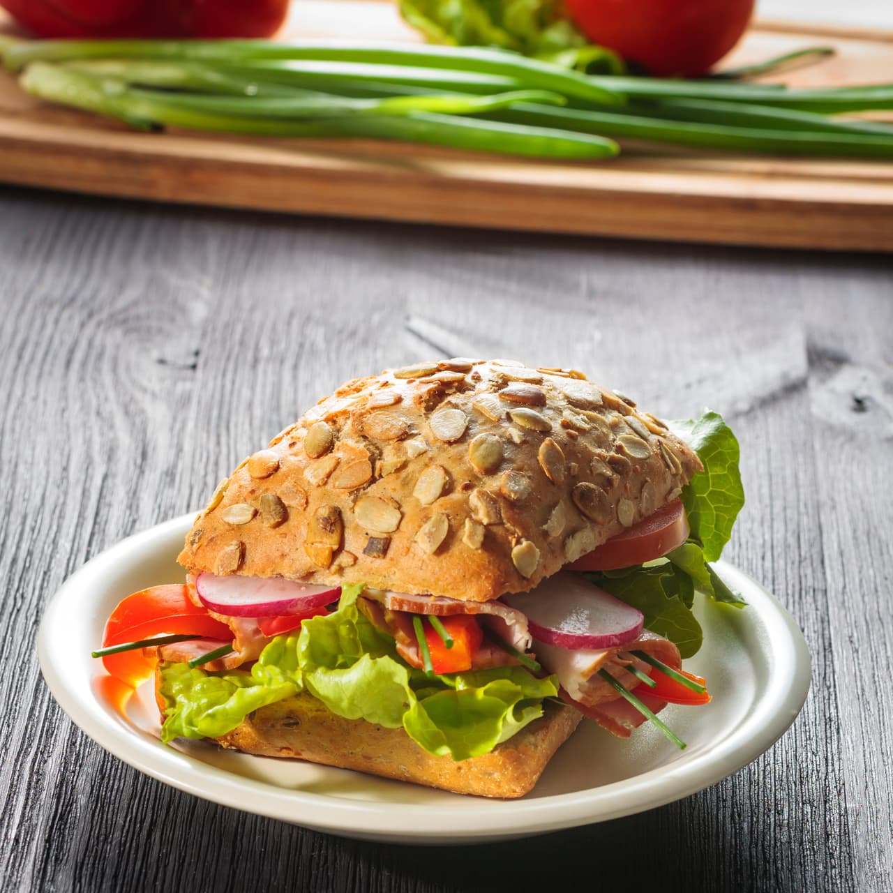 Sándwich vegetariano. Seamos sinceras con tanto calor no te dan ganas de comer alimentos calientes prefieres por las cosas frescas. Por eso un sándwich vegetariano es la opción, además es muy liviano para que pases la tarde.