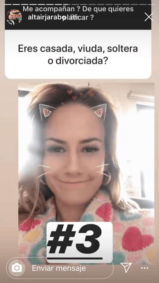 Confirmó que por ahora se encuentra soltera. Algunos de los hombres con los que
<b><a href="https://www.univision.com/entretenimiento/los-hombres-en-la-vida-de-altair-jarabo-fotos#ffdf6d310002" target="_blank"> ha sido vinculada sentimentalmente </a></b>son los empresarios Roger Romero, Rolly Pavia, Alejandro Ruiz y el futbolista Carlos Vela.
<br>