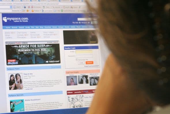 MYSPACE- Los mejores años de esta red social quedaron en el pasado, y ahora enfrenta grandes problemas económicos. MySpace ahora se encuentra muy por detrás de Facebook, captando sólo 20 millones de usuarios. Hasta 2005 esta plataforma se consideraba fuerte en el mundo del Internet al grado de ser comprada por el conglomerado de entretenimiento News Corp por $580 millones.