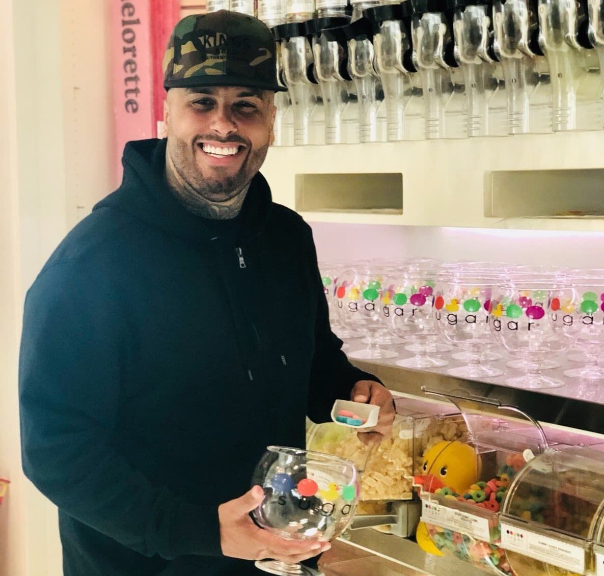 Desde que la maestra Charissa Davidovici abrió su primer Sugar Factory para convertir golosinas azucaradas en accesorios de lujo en el 2010, las estrellas de todo el mundo acuden a sus restaurantes-tiendas. 
<b>En Miami Beach famosos como Nicky Jam han pasado a "suritirse" con sus delicias. </b>