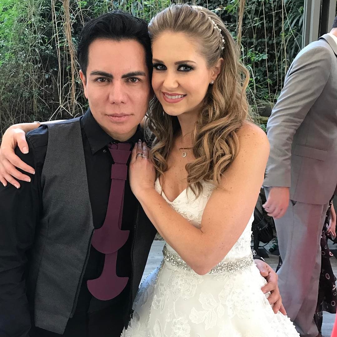 <b><a href="http://www.univision.com/temas/ingrid-martz">Ingrid</a></b> optó por un peinado más suelto y un maquillaje suave, pues la boda se realizó durante el medio día.