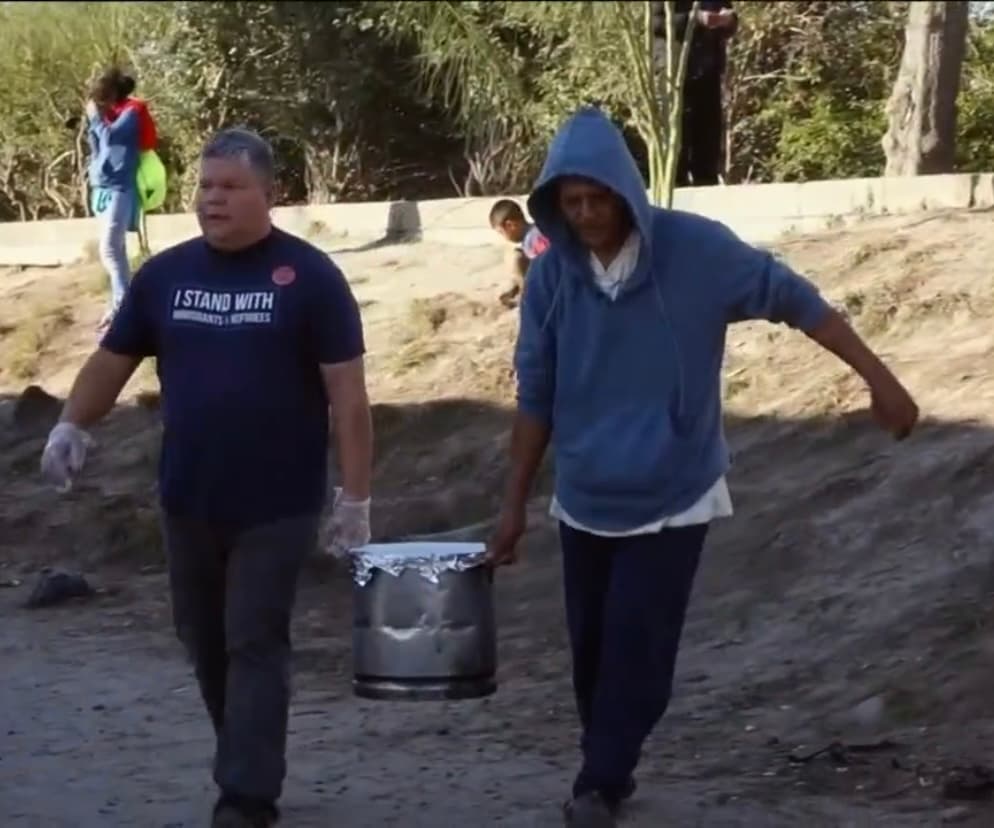 Sin importar que se haya instalado una
<a href="https://www.univision.com/temas/coronavirus">pandemia</a> feroz, Benavides no se ha permitido que esto limite su misión humanitaria.
<b>“Seguimos cruzando, arriesgando nuestra salud y bienestar”</b>, dice un sonriente y orgulloso Benavides.
<br>