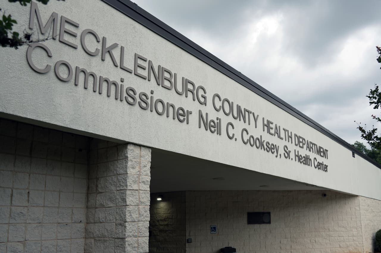 La oficina del Departamento de Salud del condado de Mecklenburg en Charlotte, Carolina del Norte, el 25 de mayo de 2024. El departamento dice que ha realizado campañas bilingües de concientización sobre el VIH.
