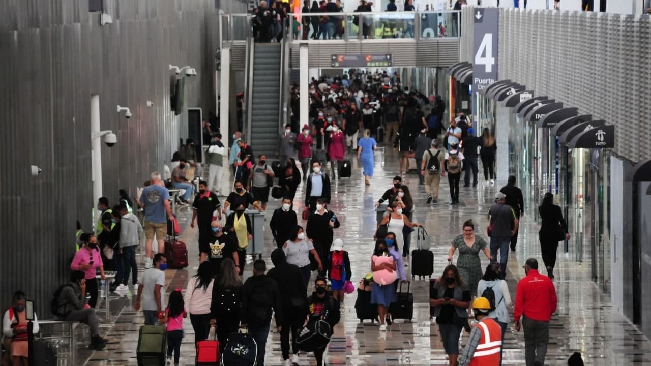 <h2 class="cms-H2-H2"><b>Restricciones al ingresar a México</b></h2>
<br>
<br>En el caso de México,
<b>tiene una franquicia fiscal de 500 dólares para no pagar impuestos</b>, si sobrepasas esa cantidad deberás pagar por introducir mercancía nueva en el país.
<br>
<br>En cuanto al equipaje,
<b>puedes introducir sin problemas:</b>
<br>
<ul>
<li class="MsoNormal" style="mso-list:l0 level1 lfo1;tab-stops:list .5in">Hortalizas y frutas deshidratadas.</li>
<li class="MsoNormal" style="mso-list:l0 level1 lfo1;tab-stops:list .5in">Almendras.</li>
<li class="MsoNormal" style="mso-list:l0 level1 lfo1;tab-stops:list .5in">Avellanas.</li>
<li class="MsoNormal" style="mso-list:l0 level1 lfo1;tab-stops:list .5in">Nuez de nogal sin cáscara.</li>
<li class="MsoNormal" style="mso-list:l0 level1 lfo1;tab-stops:list .5in">Café.</li>
<li class="MsoNormal" style="mso-list:l0 level1 lfo1;tab-stops:list .5in">Cereales.</li>
<li class="MsoNormal" style="mso-list:l0 level1 lfo1;tab-stops:list .5in">Harinas.</li>
<li> Además, <b>algunos productos y subproductos de origen acuático pueden ingresar si vienen en su empaque íntegro</b>, sin signos de descomposición, plagas ni escurrimientos.</li>
</ul>