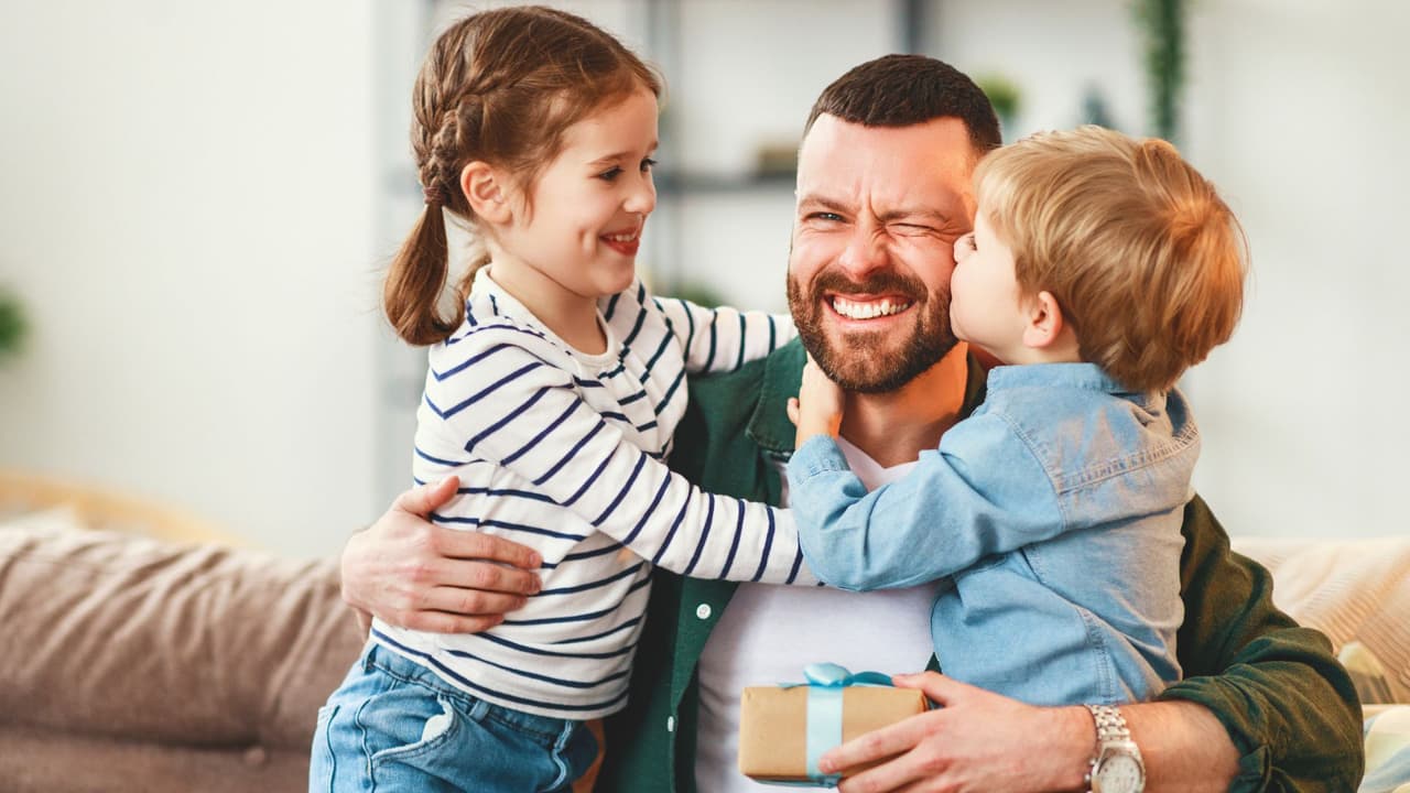 Este domingo 15 de junio se celebra el Día del Padre. Si todavía no sabes qué hacer, no te preocupes: 
<b>aquí te damos ideas reales, accesibles y con sentido. </b>Porque lo importante no es gastar mucho, sino
<b> pasar tiempo con papá y hacerlo sentir especial.</b>