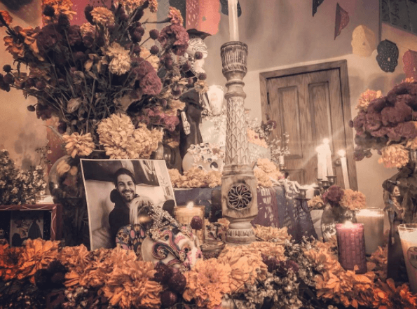 Fue a través de su cuenta en Instagram donde la actriz compartió la imagen del altar donde colocó la imagen de Renato.