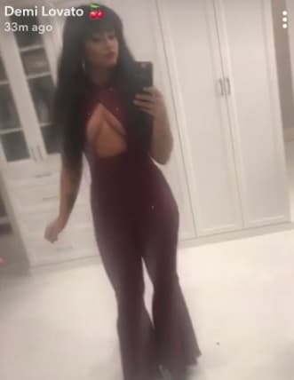 La intérprete de 'Sorry Not Sorry' compartió las imágenes en su Snapchat.