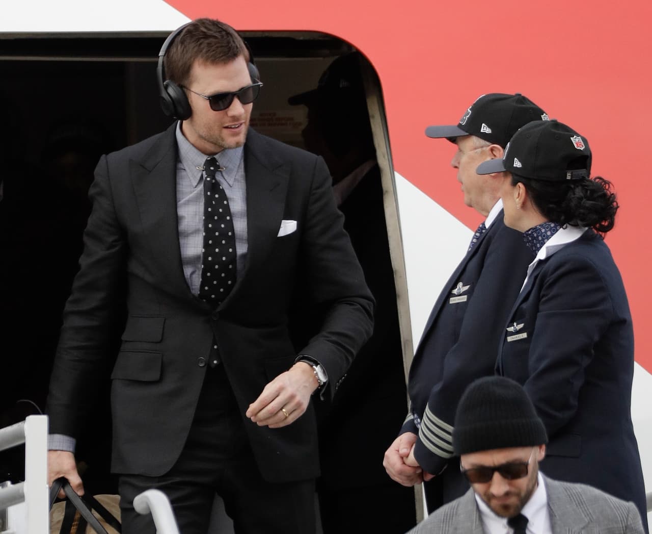 Y así fue como salió del avión de los Pats su quarterback, Tom Brady, quien va a la busca de un anillo más.