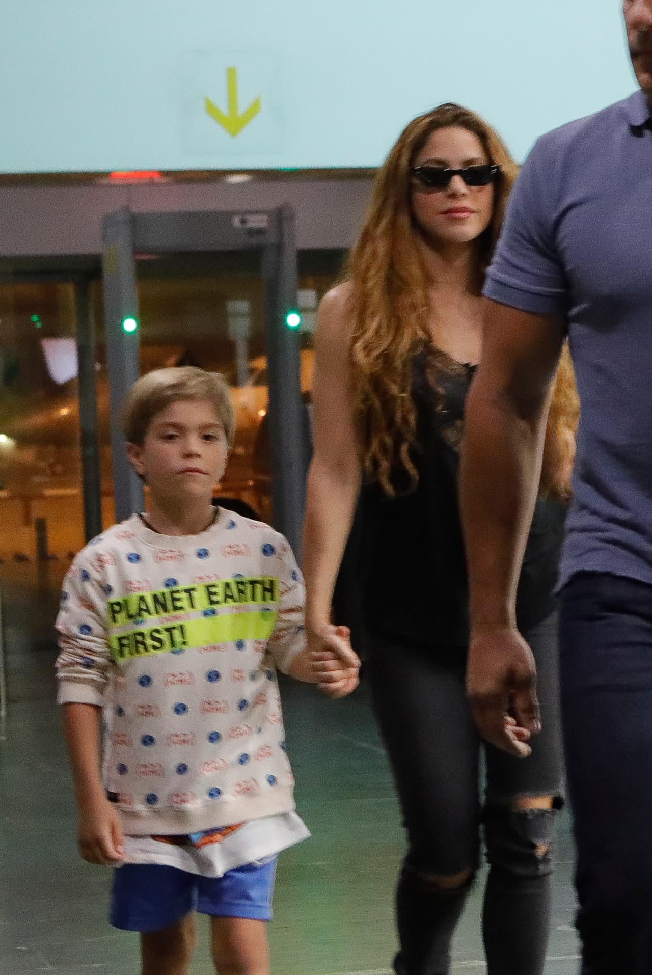 Al momento, Shakira vestía completamente de negro con jeans rotos y una blusa sin mangas, así como lentes oscuros 'cat eye'.