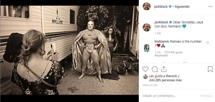 En Instagram,
<b> <a href="https://www.univision.com/shows/despierta-america/calientito-calientito-lourdes-stepen-canto-con-jack-black-video" target="_blank">Black</a> compartió una imagen del personaje de Ramses.</b> En la fotografía se ve al luchador posando para una mujer y luciendo su capa.