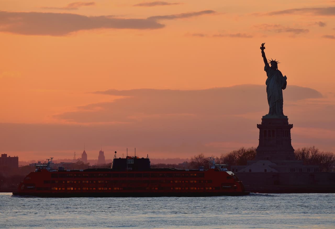 El ferry de Staten Island pasa por delante de la Estatua de la Libertad. Aunque ha disminuido su frecuencia, como el resto de los transportes públicos de la ciudad, el ferry continúa trabajando.