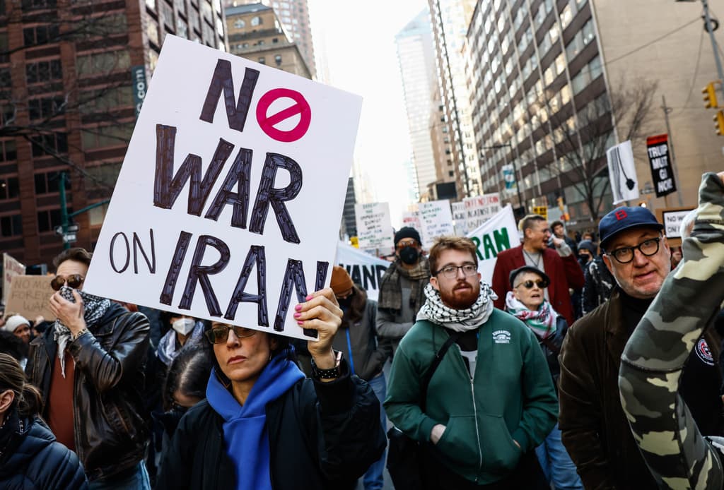 Multitud protesta en Times Square contra ataques de EE.UU. e Israel a Irán