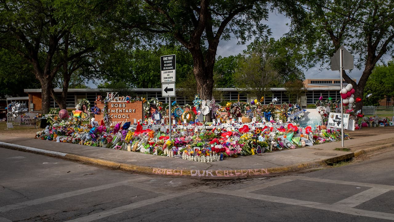 Hace unas semanas, el equipo 
<a href="https://www.univision.com/local/houston-kxln/houston-texans-donan-familiares-victimas-tiroteo-uvalde" target="_blank">donó $400,000</a> a los familiares que perdieron a sus seres queridos en la escuela primaria Robb de Uvalde.