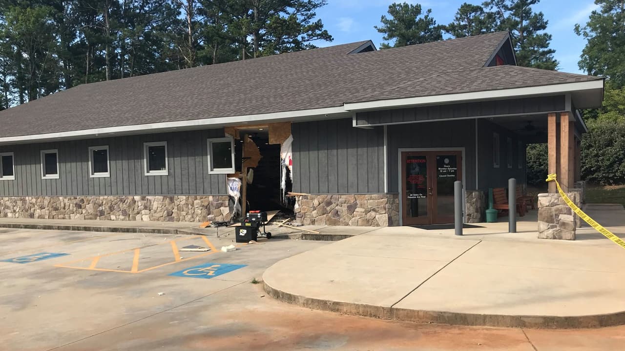 Buscan a grupo que estrelló auto robado contra tienda de armas de Georgia y la saqueó