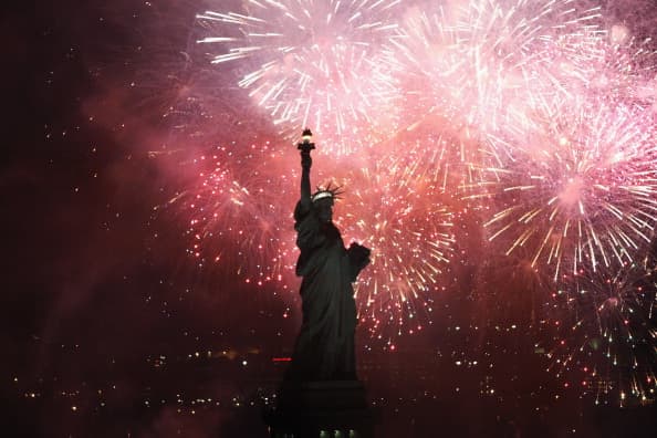 Su construcción fue hecha por el joven escultor alsaciano Fréderic Auguste Bartholdi y fue dedicada a Estados Unidos el 28 de octubre 1886.