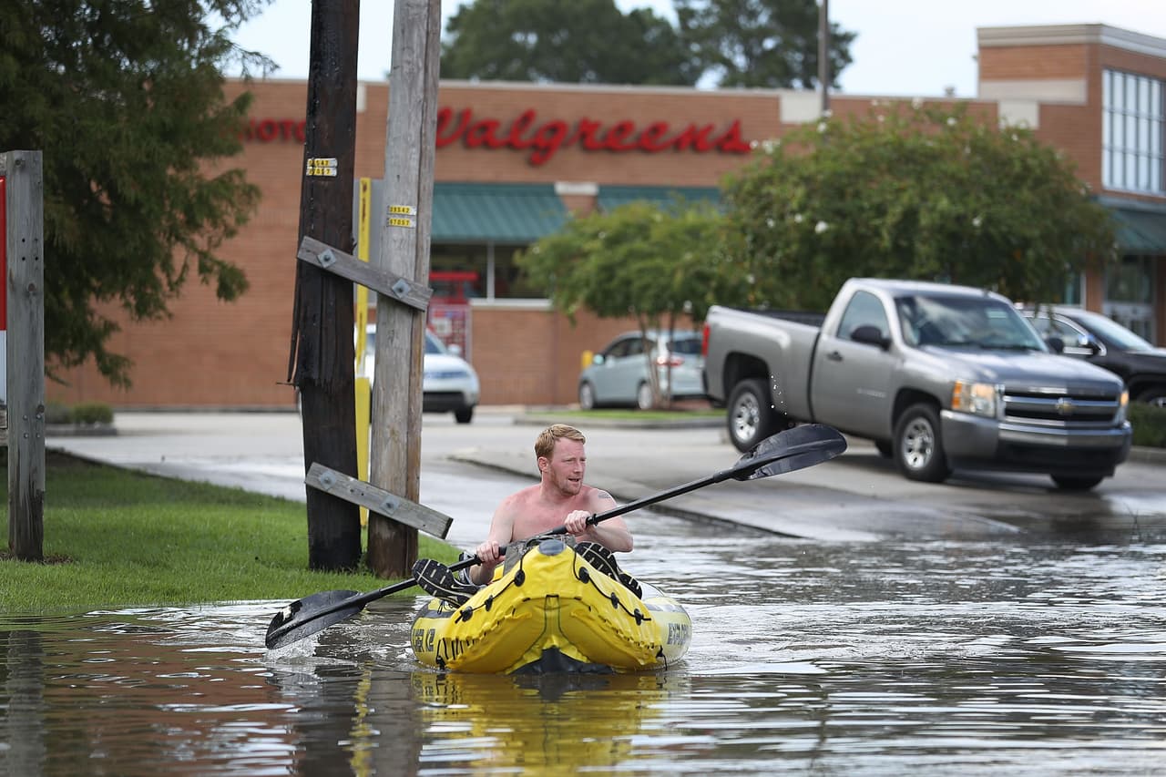 <b>Inundaciones en Louisiana </b>(del 8 al 15 de agosto de 2016). Lluvias torrenciales dejaron entre 20 y 30 pulgadas de agua en el sur del estado. De acuerdo con la NOAA, la posibilidad de que cayera esa cantidad de precipitación en sólo dos días en las áreas más golpeadas era de 0.2% o una vez cada 500 años. El temporal, la peor inundación desde la supertormenta Sandy, causó daños a 50,000 hogares, 100,000 vehículos y 20,000 negocios. 
<b>Costo estimado: 10,800 millones de dólares. </b>