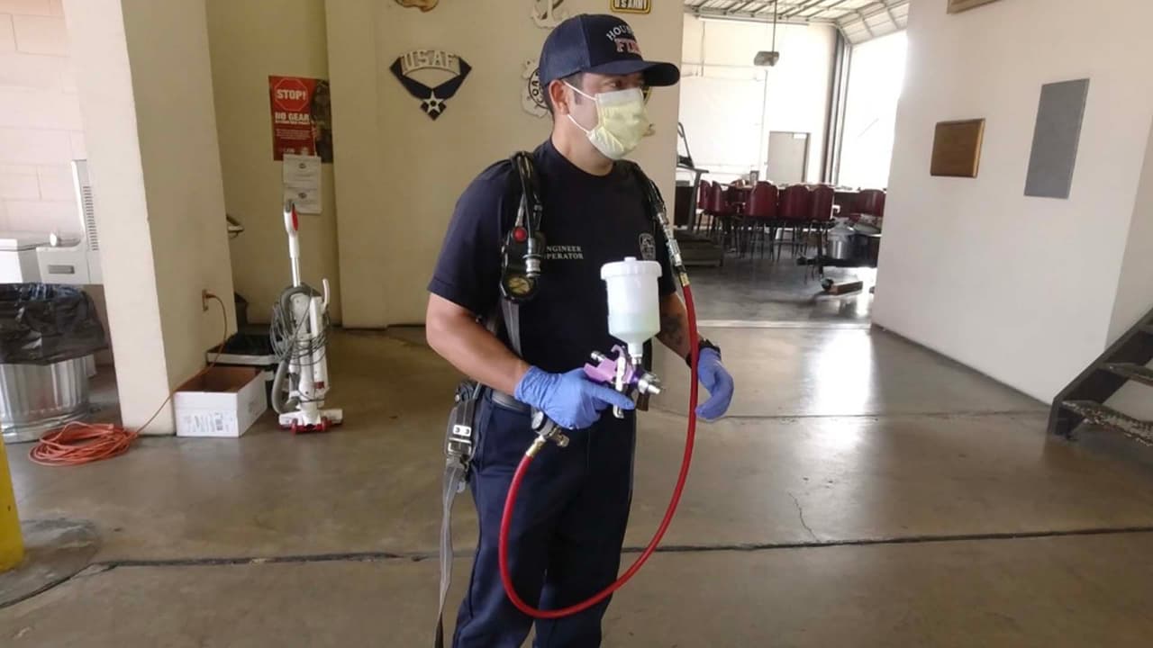 Los elementos de la corporación están recibiendo el entrenamiento adecuado para desinfectar sus áreas de trabajo con este nuevo procedimiento en esta crisis del coronavirus.