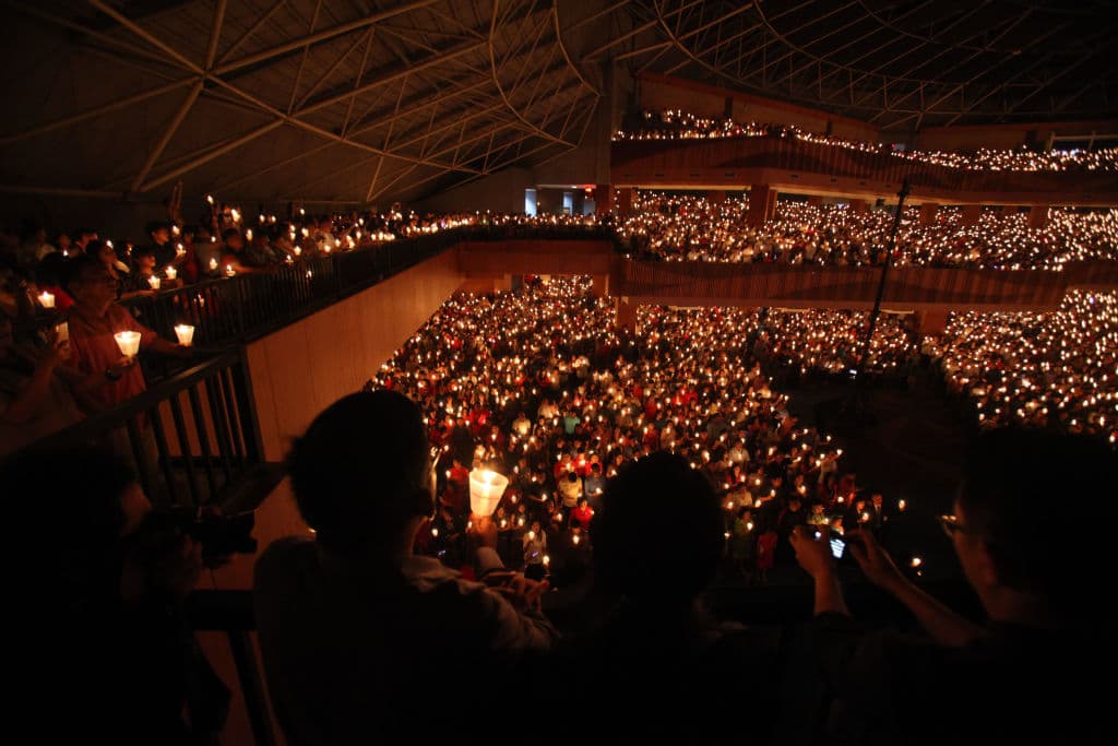Cientos de cristianos encienden velas durante la celebración de la Navidad en Surabaya, en el este de Java, en Indonesia.