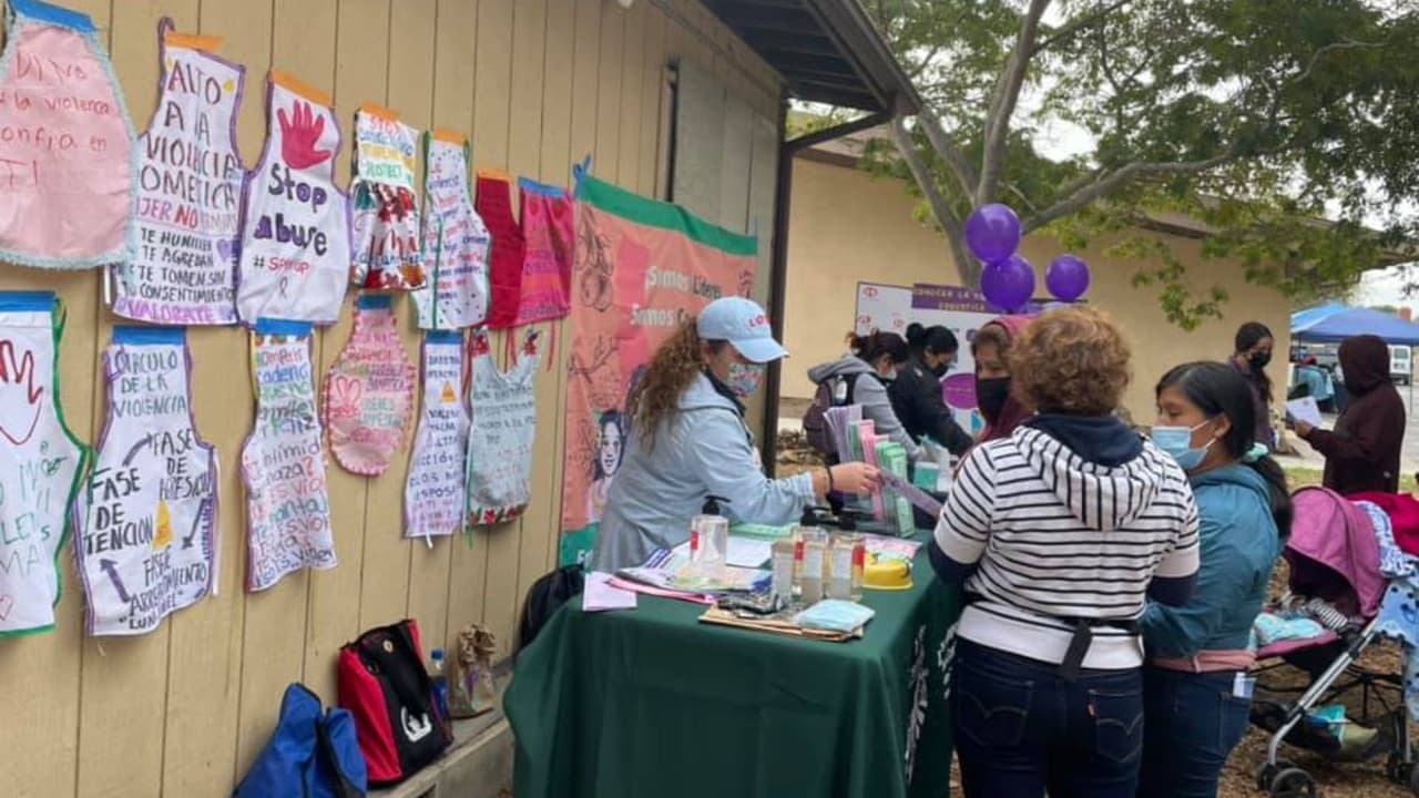 <b>Todos los días son 25N. </b>Líderes campesinas de California hacen un llamado para erradicar la violencia doméstica. Claudia Quezada, activista y defensora de víctimas de abuso, cuenta por qué decidieron usar mandiles o delantales para esta campaña y por qué este flagelo afecta particularmente a las campesinas e indígenas.