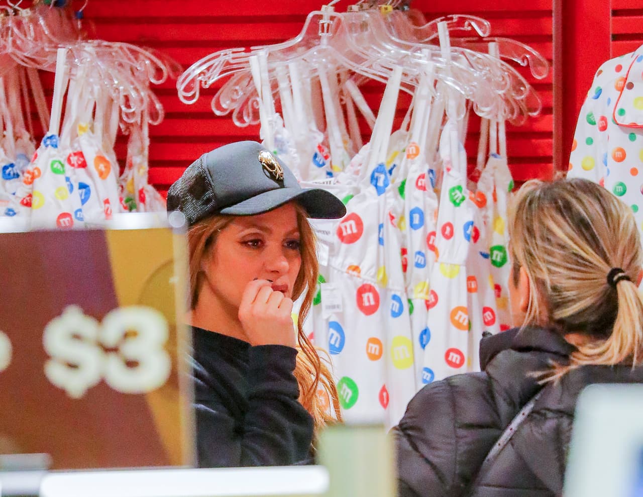 Shakira en aparente estado emocional tras aparecer en el show de Jimmy Fallon.