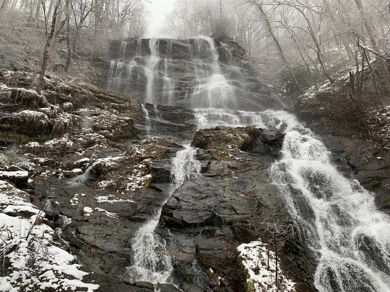 <b><a href="https://gastateparks.org/AmicalolaFalls" target="_blank">Amicalola Falls</a></b>. Es raro que Amicalola Falls se congele por completo. Sin embargo, sigue siendo una maravilla cuando se visita durante el invierno. El aire fresco y las plataformas nevadas de las montañas y los pequeños cristales de hielo que salpican cada grieta deleitan a los visitantes.