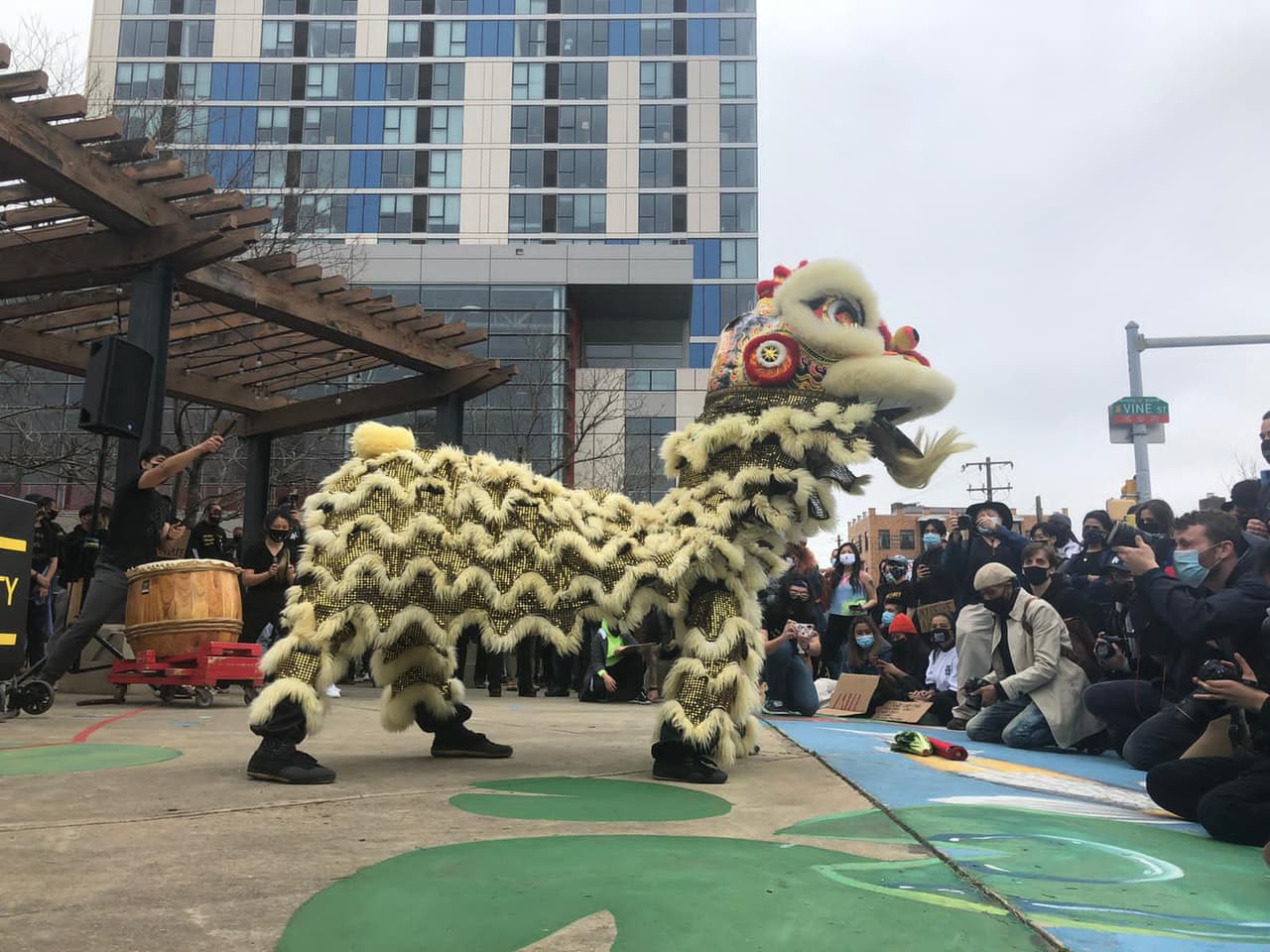 "Esto no es solo algo aislado de la comunidad asiática, esto impacta a las comunidades Brown, Black y también a nuestras comunidades LGBTQ, así que pensamos que era muy importante ponernos de pie y crear conciencia de que muchos de nosotros sufrimos, "dijo la organizadora Raquel Dang.