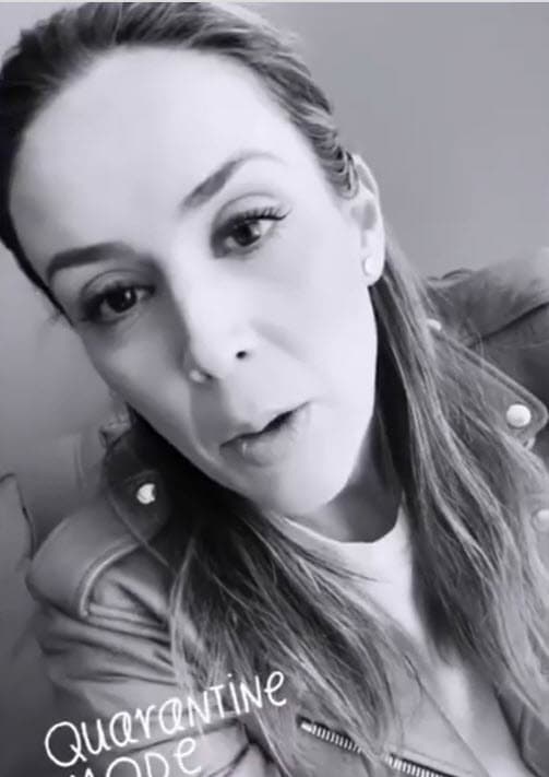 "Mis tres hijas estuvieron cuatro días en Vail y tenemos la sospecha de que 
<b>podrían tener el 'bicho'.</b> Gracias a Dios entré de milagro a Miami", dijo la actriz durante un enlace vía teleconferencia transmitido la noche del miércoles 25 de marzo en el show 'Netas divinas' en el que es una de las presentadoras. 
<br>