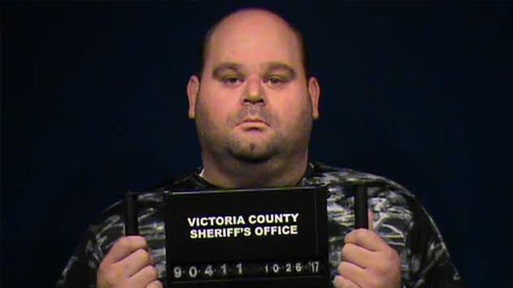 Exconsejero escolar acusado de indecencia con menores manoseó durante años a una de sus víctimas