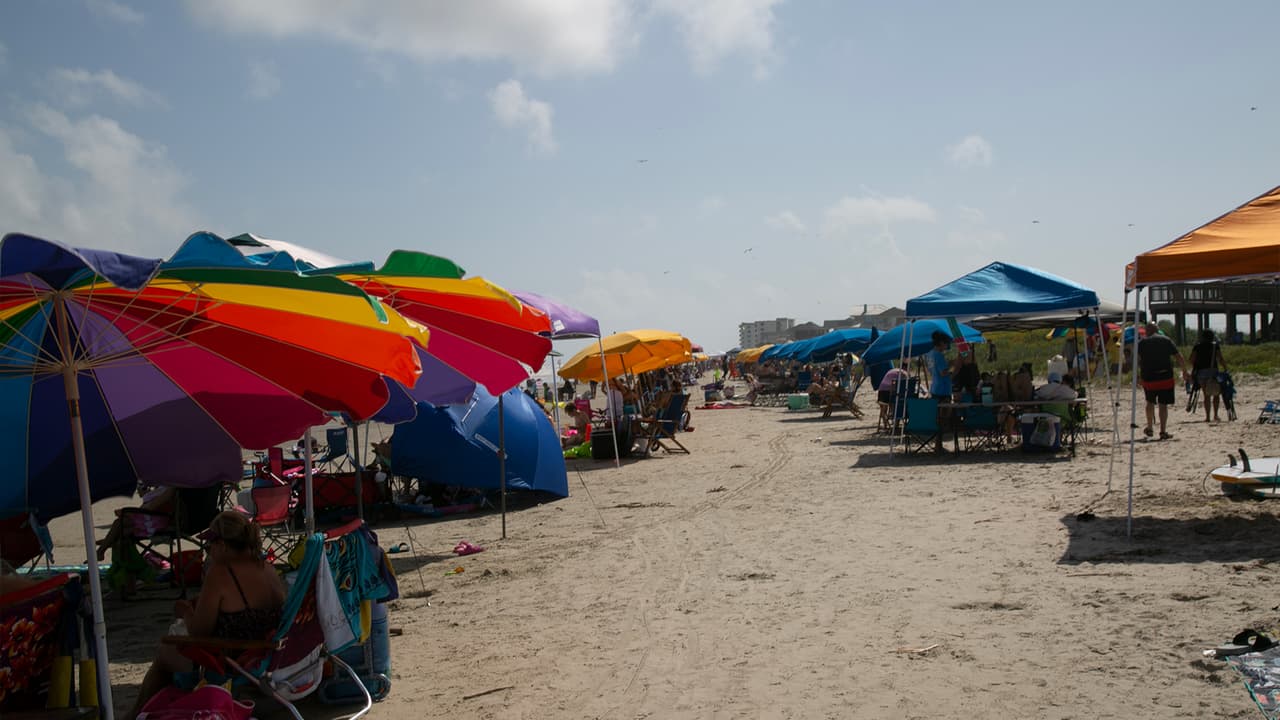 A pesar de que en el condado Harris radica una orden de quedarse en casa, muchas personas aglomeraron las playas.