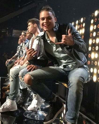 Muy emocionado estuvo durante el primer show en vivo.