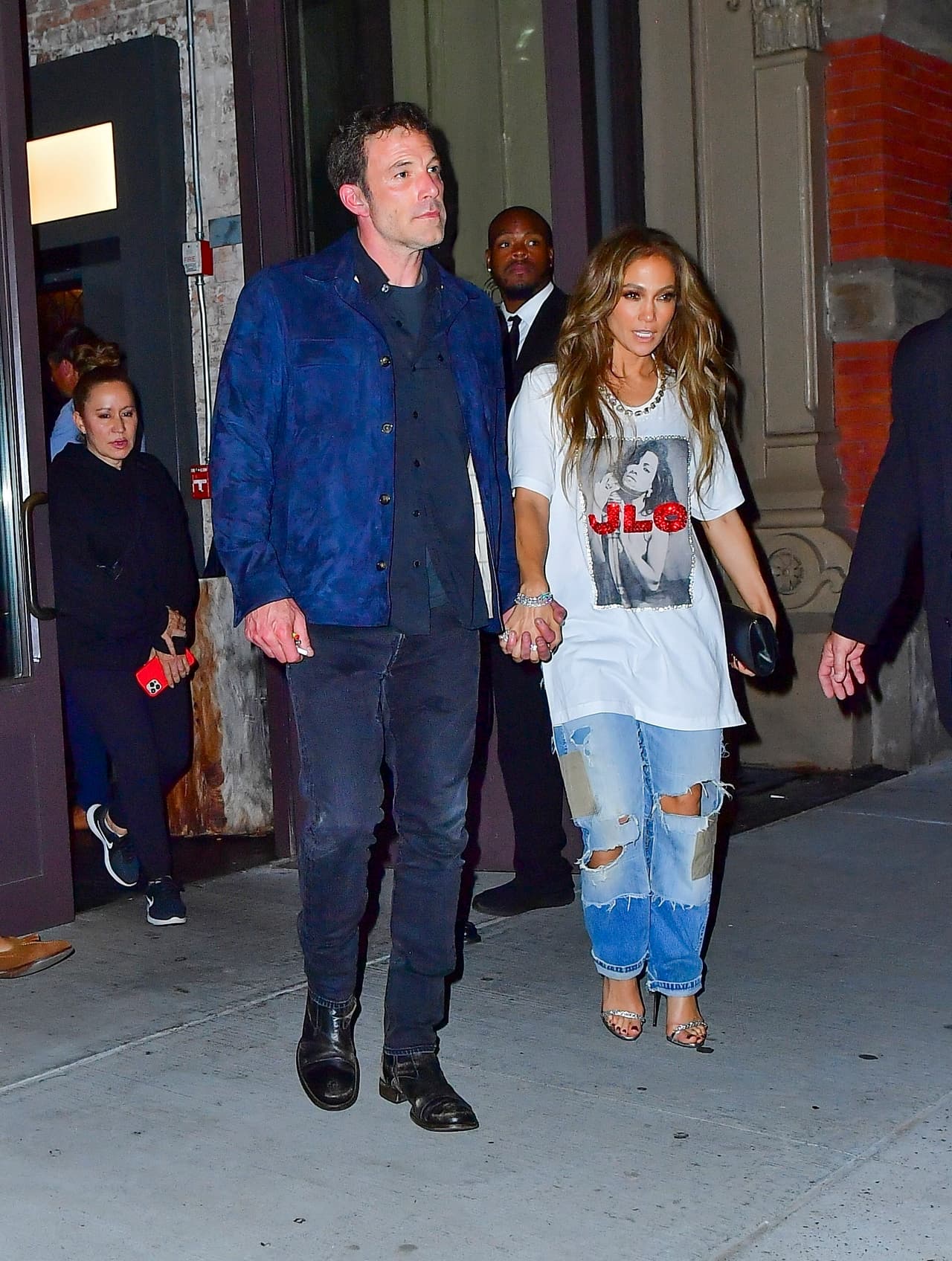 "Jennifer y Ben estuvieron separados unos días a principios de esta semana. Se vieron ayer (sábado 25) en Nueva York", dijo el informante, "
<b><a href="https://people.com/movies/ben-affleck-watched-jennifer-lopez-perform-at-global-citizen-live/" target="_blank">Ben quería estar a su lado y asistió al evento</a></b>. La vio actuar".
<br>