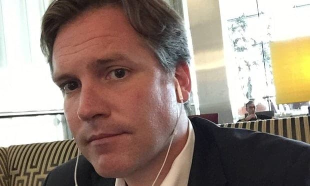 El sospechoso arrestado por tirar a una mujer a las ruedas de un bus niega ser el responsable