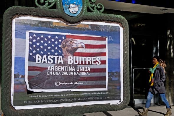 Sin embargo, este país "que constituye una de las mayores economías de Latinoamérica"se declaró en cesación de pagos en 2001, en la que fue su mayor crisis política, social y financiera de los últimos tiempos.