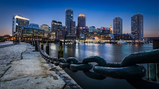 <b>Boston, Massachusetts.-</b> Esta ciudad tiene un salario promedio de 65,420 dólares al año y una tasa de desempleo de 3.1%.Tiene una población de 4,771,936 y se calcula que el precio promedio de las casas rondan los 423,450 dólares.
<br>